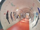 le« tunnel » décoré par les élèves d'arts plastiques